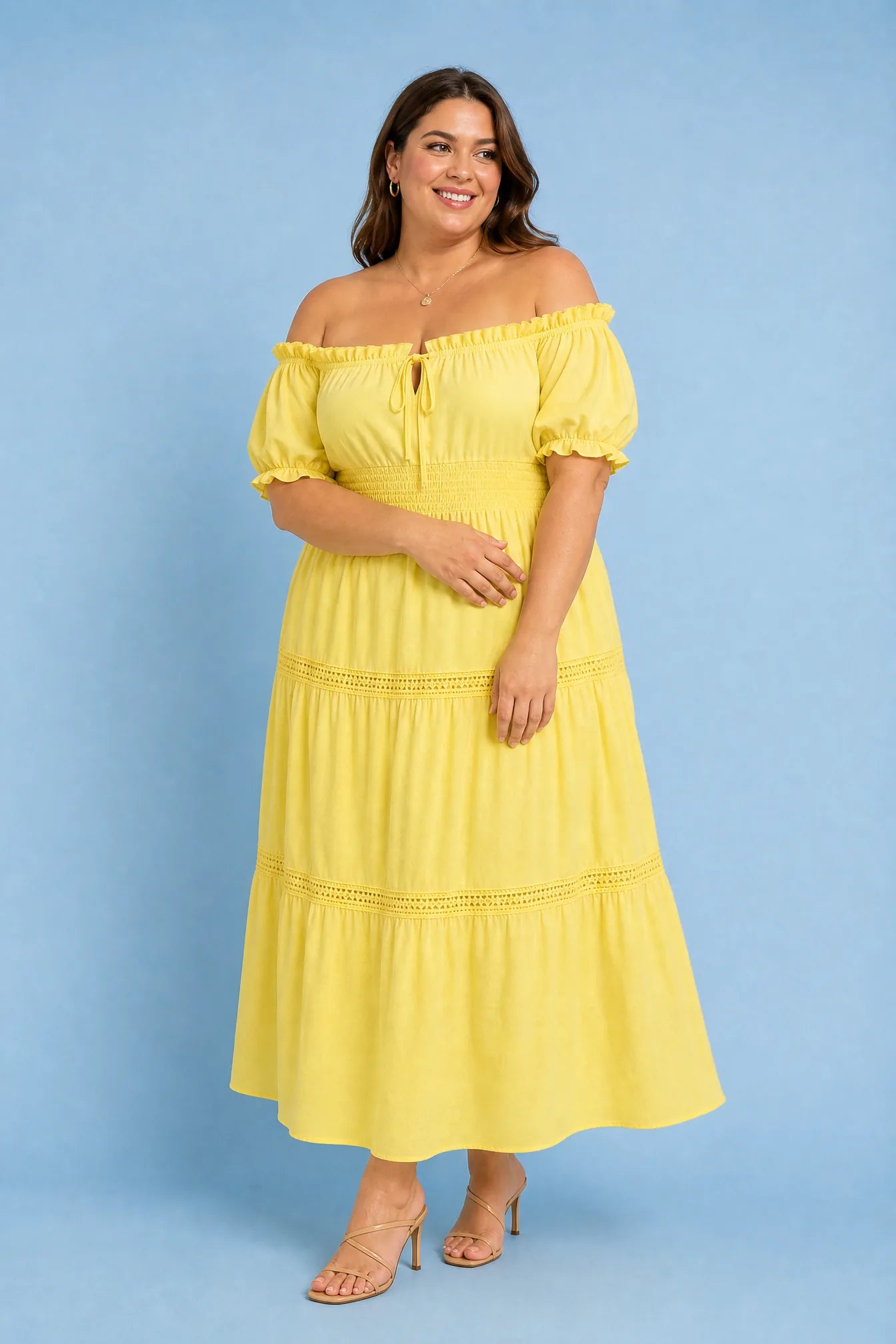 Robe longue jaune épaules dénudées | Porté sur une silhouette plus ronde | Lounelle Paris