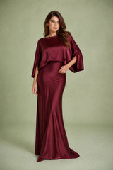Vestido longo acetinado com decote barco