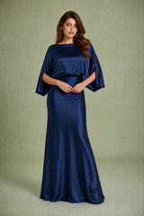 Vestido longo acetinado com decote barco