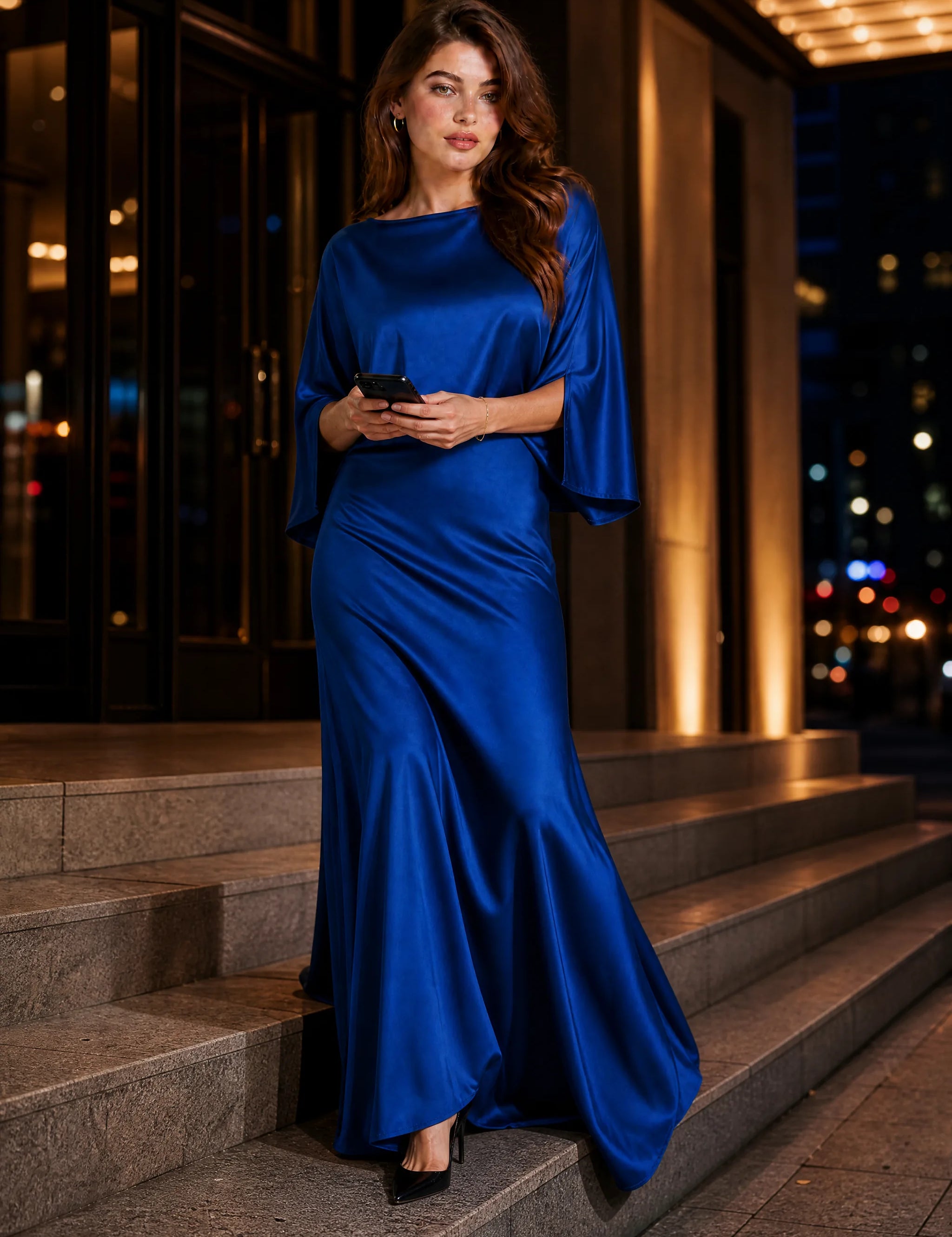 Robe longue satinée encolure bateau | Variante Bleu - Lifestyle | Lounelle Paris