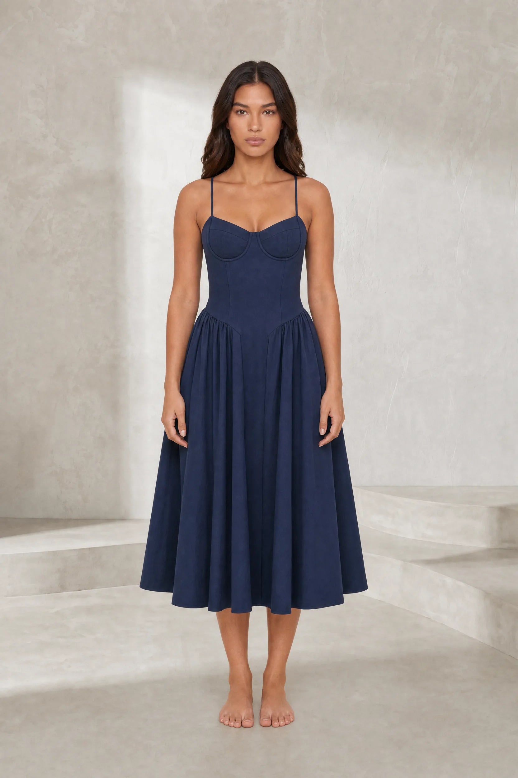 Robe midi à fines bretelles encolure droite | Lounelle Paris