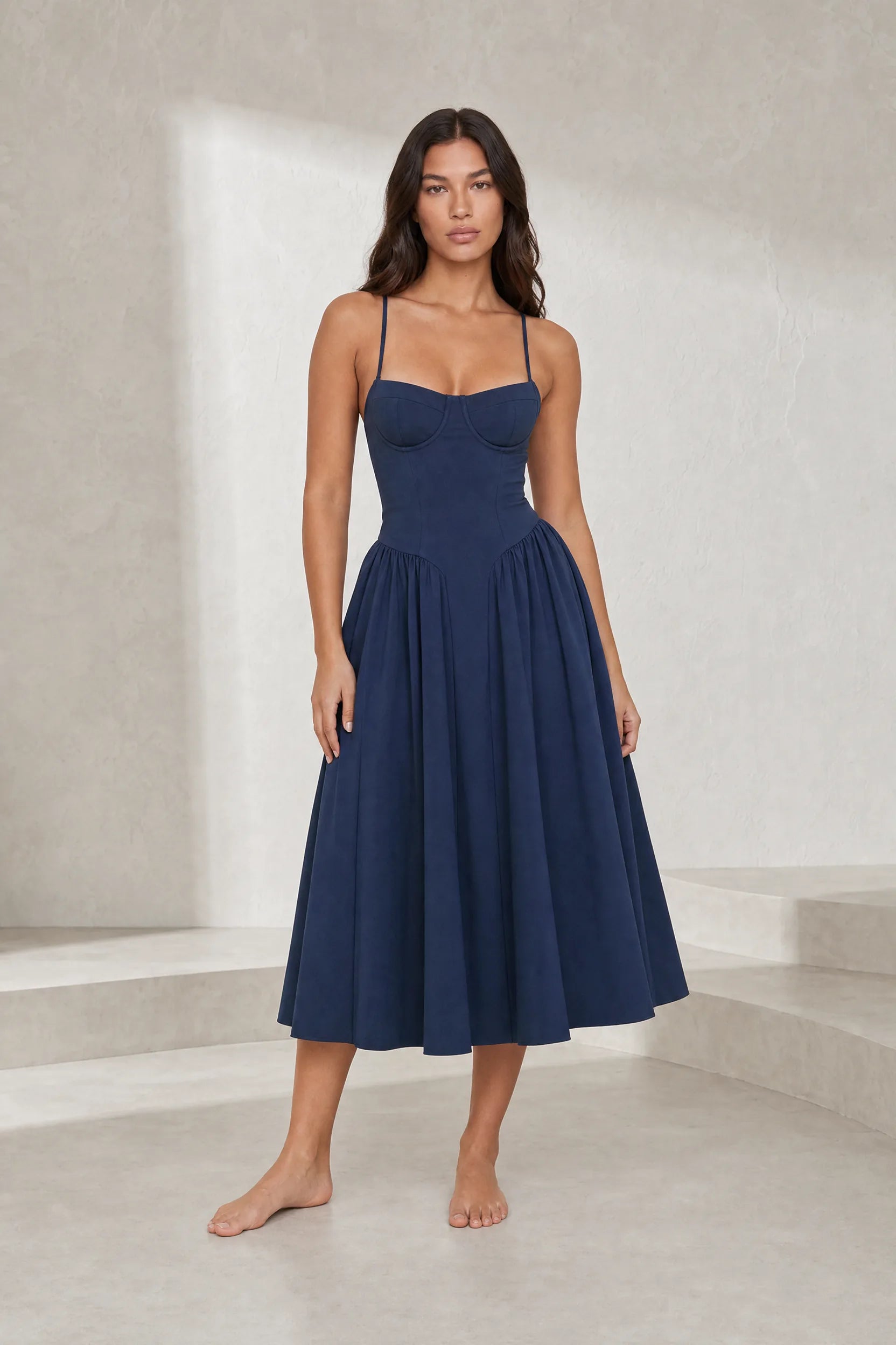Robe midi à fines bretelles encolure droite | Lounelle Paris