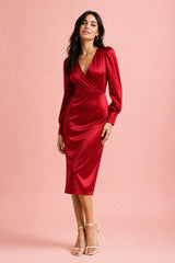 Vestido acetinado com decote em V