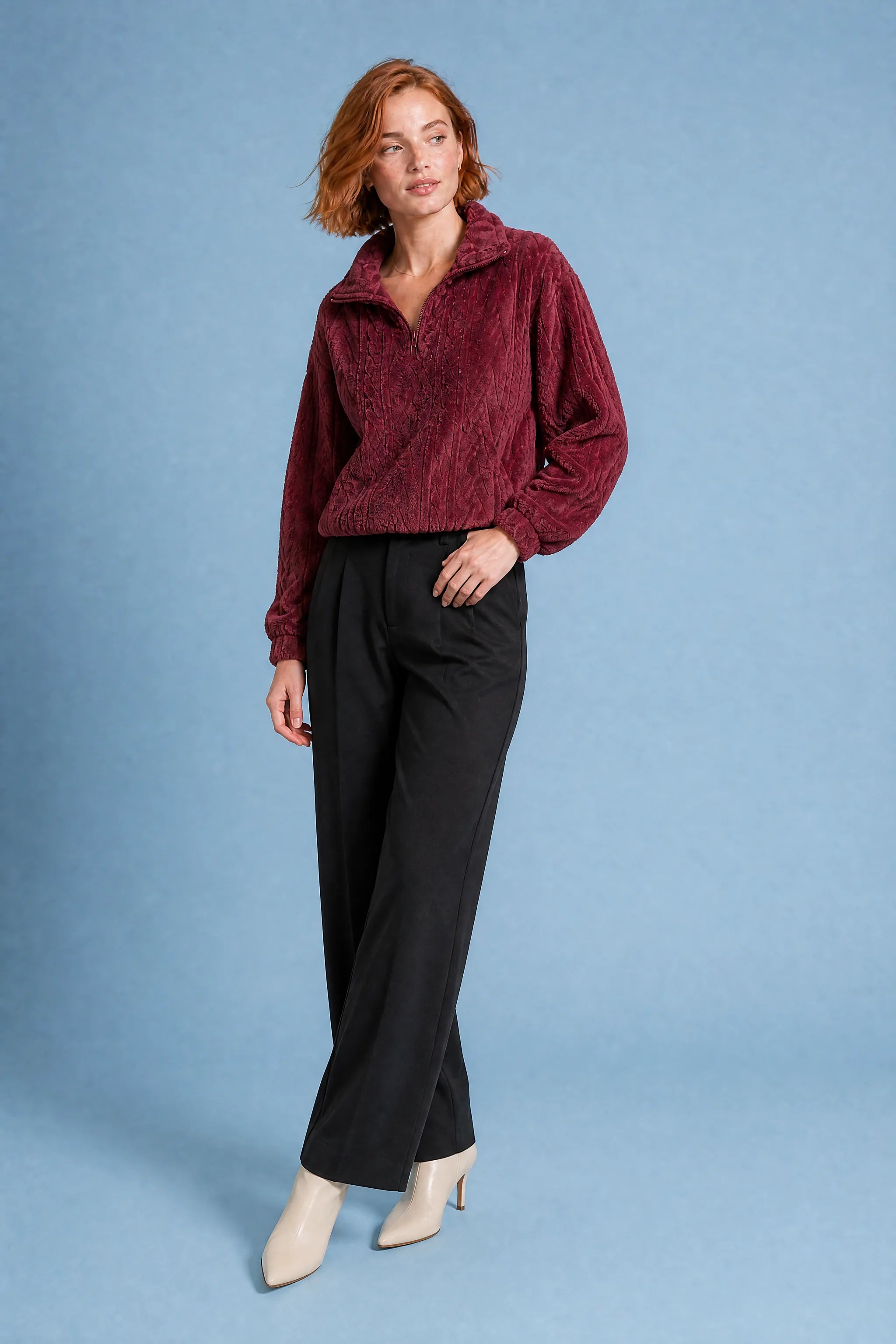 Sweat pelucheux col montant zippé | Photo lifestyle | Lounelle Paris