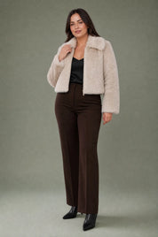 Veste beige effet fourrure col polo | Porté sur une autre silhouette | Lounelle Paris