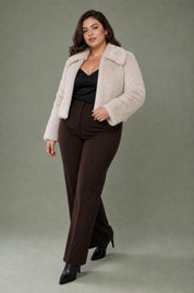 Veste beige effet fourrure col polo | Porté sur une silhouette plus ronde | Lounelle Paris