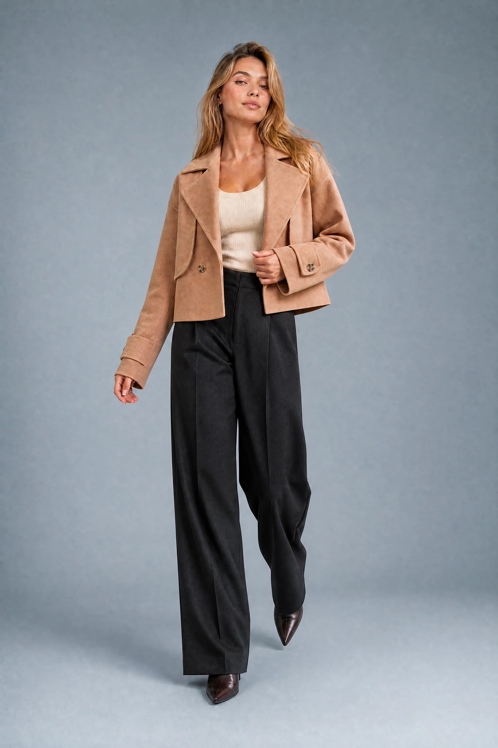 Veste courte marron ample à revers | Vue en mouvement | Lounelle Paris