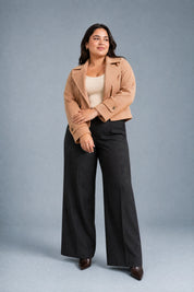 Veste courte marron ample à revers | Porté sur une silhouette plus ronde | Lounelle Paris